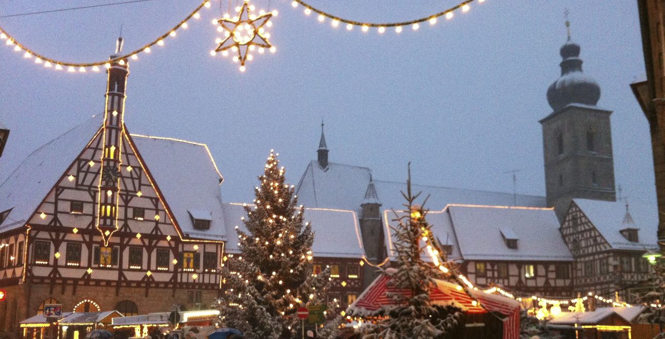 Weihnachtsmarkt in Forchheim – Rathaus als Adventskalender